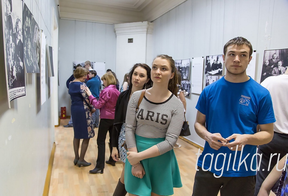«Комиссар исчезает. Фальсификация фотографий и искусства в сталинскую эпоху».