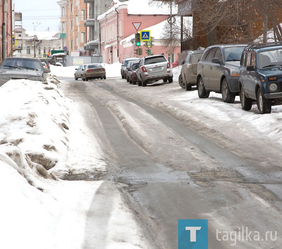 На этом участке улицы Огаркова движение стало односторонним.

Несколько дней активно таял снег, ско­
пившийся на обочинах. Когда похолодало,
на проезжей части застыли лужи, эти участ­
ки стали ловушками для невнимательных
водителей и пешеходов.