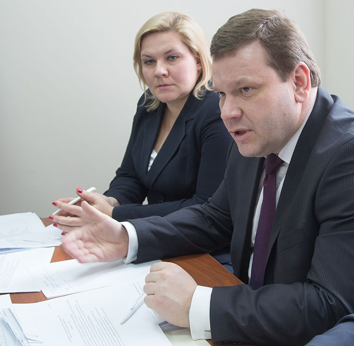 Министр экономики проверил работу тагильских МФЦ
Евгения Черемных, Дмитрий Ноженко.