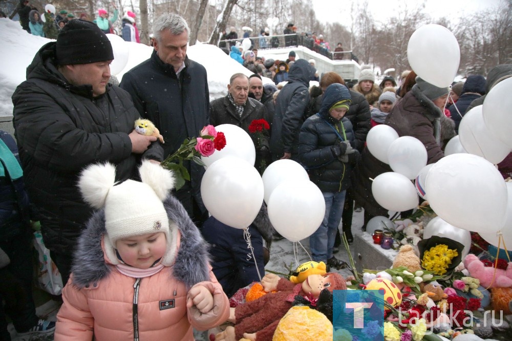 «Минута молчания» в память о погибших на пожаре в Кемерово