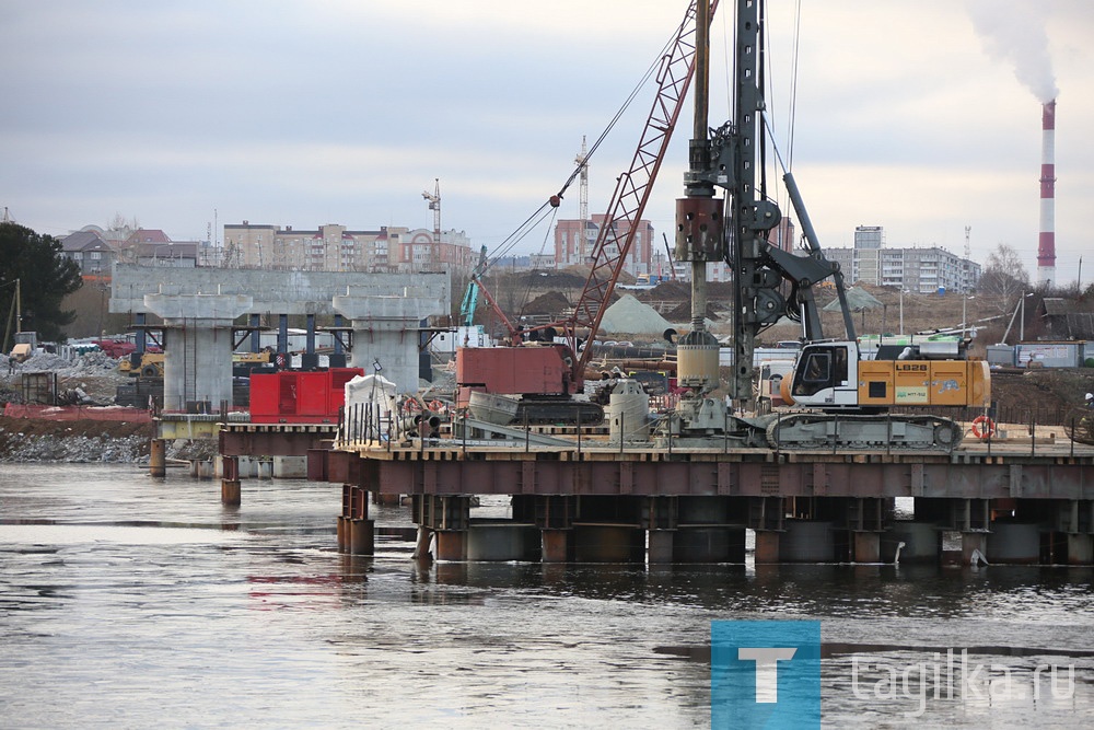 Строительство моста через Тагильский пруд по-прежнему идет в круглосуточном режиме