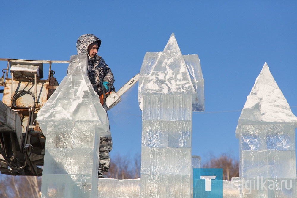 На Театральной площади идет строительство ледового городка