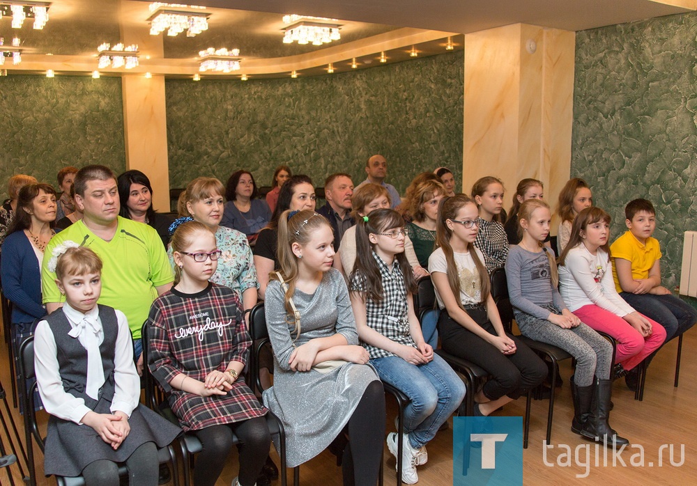 В администрации города состоялось торжественное награждение юных художников изостудии «Горицвет» Дома детского творчества Тагилстроевского района.
Ребячьи работы почти месяц украшали холл администрации города, радуя и удивляя тагильчан. Здесь были представлены ковры ручной работы, роспись по ткани и стеклу, работы в смешанной технике. И вот их авторы собрались вместе с родителями и педагогами на награждение.
Юные таланты приветствовал первый заместитель главы администрации города Вячеслав Горячкин. Он вручил учащимся благодарственные письма нижнетагильского отделения партии «Единая Россия» и поблагодарил учителей за значительный вклад в развитие детского художественного творчества.


ЛЮДМИЛА ПОГОДИНА
ФОТО СЕРГЕЯ КАЗАНЦЕВА.