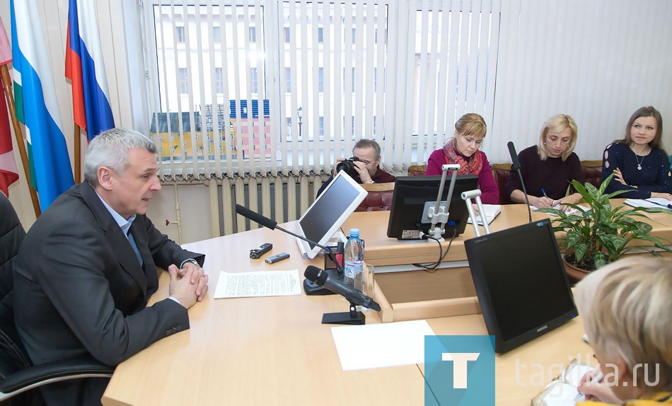 Вообще кадровая ротация, по словам главы, это демонстрация того, насколько серьезно в партии относятся к результатам волеизъявления людей, какой именно уровень работы ожидают на предстоящих выборах. 

- Подход таков: показал результаты, имеешь право входить в руководящие партийные структуры, - сказал Сергей Носов. - Включение в Высший совет – это большое доверие, особый статус, позволяющий влиять на ситуацию в любых вопросах, принимать участие во всех партийных делах. 

Мэр поделился своими впечатлениями о том, как проходил съезд. В первый день – работа по секциям. Дискуссия велась сразу на семи площадках: что уже сделано и что еще предстоит. Рядом с каждым павильоном, где собирались участники обсуждений, велись презентации - отчеты о проделанном, десятках программ, нацеленных на конкретный результат. 
- Несколько лет назад «Единая Россия» добилась, чтобы на строительство новых и реконструкцию действующих детсадов были выделены серьезные ресурсы. Вопрос, как устроить ребенка в садик, потерял остроту. Новые партийные проекты также составлены на основе обращений людей. Среди приоритетов – ЖКХ, - прокомментировал мэр