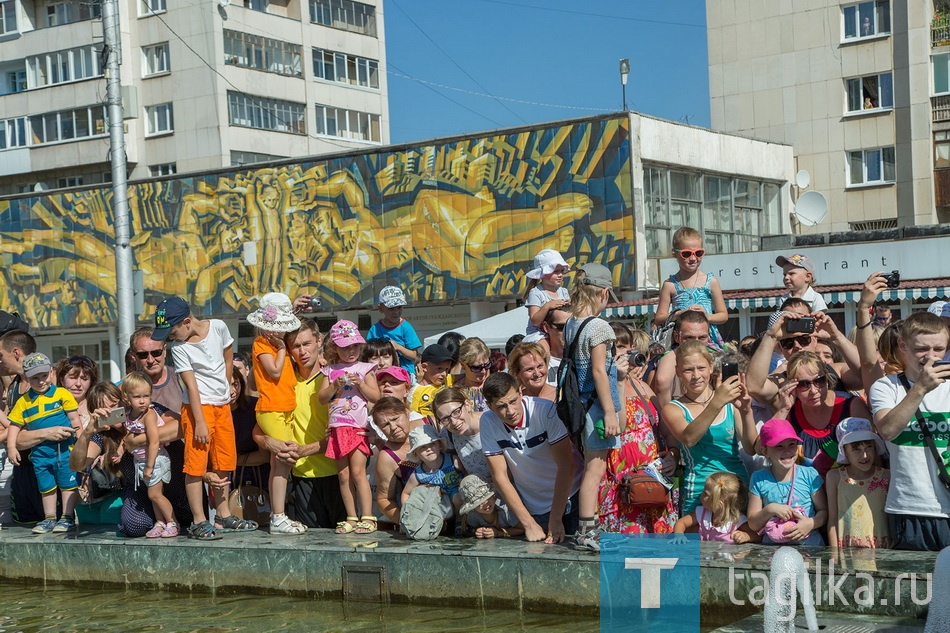 По улице слонов водили.