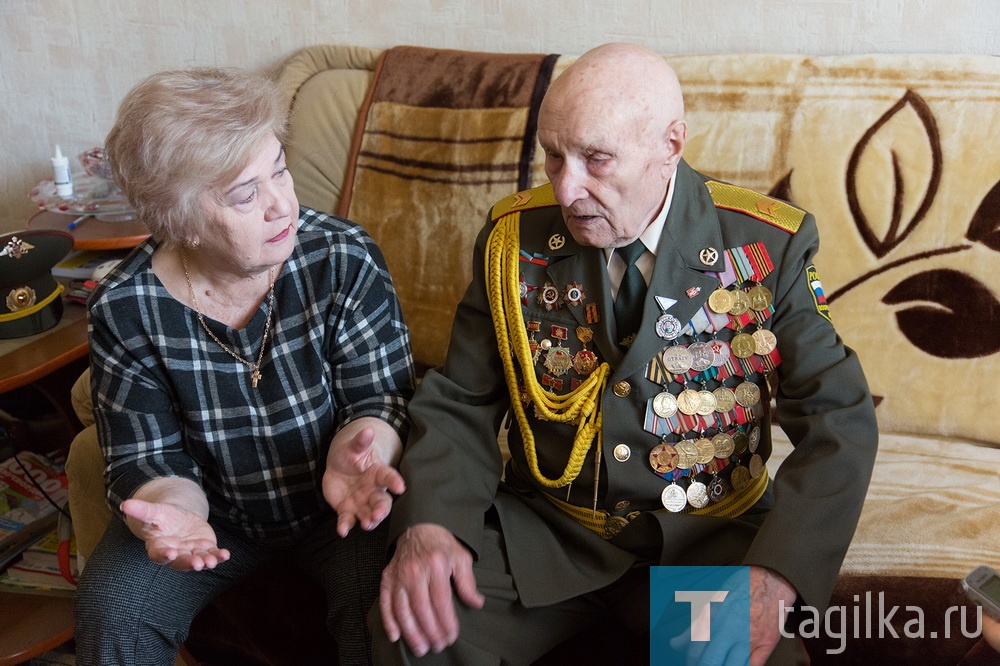 С песней и в движении.

- До войны отец купил мне редкую шестиструнную балалайку, и я играл в ансамбле при клубе металлургов (на архивном фото). А мандолину я потом сам купил.
На фронте без песни не обходилось, и без маршевых, и народных, протяжных. Был баянист полковой, он собрал хор из поющих, и в часы затишья мы устраивали концерты. Любимые песни были, конечно, «Землянка» и «Синий платочек».
Ольга Николаевна всю жизнь преподавала в 3-й музыкальной школе, 25 лет была ее директором. Ох и праздники на День Победы собирались когда-то в их семье! Отец и мать хорошо пели, дочь по два часа не выпускала из рук баяна, пели на два голоса. После войны Николай Александрович стал работать на огнеупорном заводе, прошел путь от рабочего до начальника отдела, был активным профсоюзным лидером. Говорят, стараниями предзавкома Можина был построен ДК «Огнеупорщик», где в свое время прекрасно развивалась самодеятельность.
Сейчас, когда большая часть двух старших поколений семьи ушла из жизни, отец и дочь живут вдвоем. Но у Николая Александровича четверо внуков и 11 правнуков.