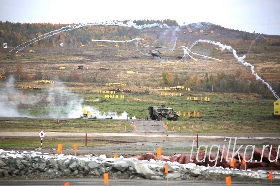 В борьбе с боевиками задействовали авиацию, легкую и тяжелую бронетехнику, спецназ. Впервые  машины стреляли не по отдельности, а «хором». Зрелище, прямо скажем, не для слабонервных: грохотало так, что тряслись трибуны. Организаторы обещали продемонстрировать всю мощь российского оружия, и им это удалось. В художественном фильме «Разгром», куда будет включена часть демонстрационной программы, бой наверняка будет выглядеть как настоящий.