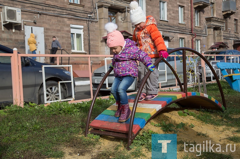 Детская площадка. Ленина 71

На площадку приводят детей и жители соседних домов.
