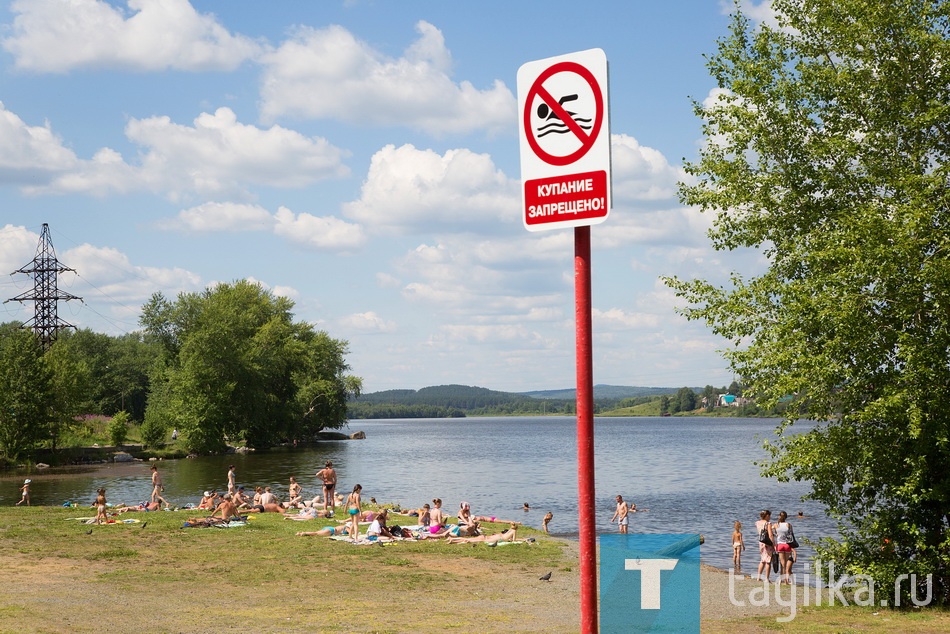 Купаться нельзя река. Купание запрещено. Аншлаг купание запрещено. Фото купаться запрещено. Знак нельзя купаться.