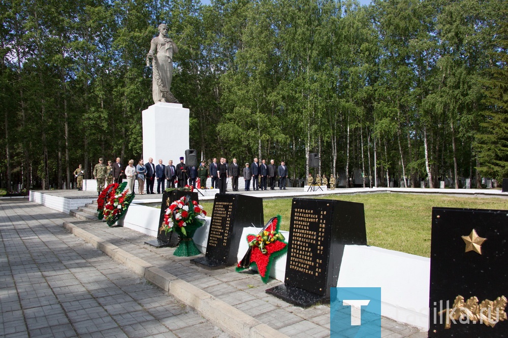 78 лет назад началась Великая Отечественная война. 

1418 дней продолжался боевой и трудовой подвиг советского народа. 

В День памяти и скорби на мемориале центрального кладбища Нижнего Тагила  собрались представители разных поколений: ветераны, работники предприятий, школьники.

Наш город внёс весомый вклад в дело Победы. У нас производили металл, снаряды и легендарные танки Т-34.

- Наша задача - сохранить в памяти истинные события Великой Отечественной войны и сделать все, чтобы они никогда не повторились, - сказал глава города Владислав Пинаев. 

На фронте погибли более 25 тысяч тагильчан  и жителей пригорода, более девяти тысяч пропали без вести. 

Руководители поискового отряда "Соболь" вручили документы о перезахоронении Сергея Журавлева, погибшего в 1942 году на Смоленщине, его племяннице Галине Хорошей. Младшему сержанту было 26 лет. До войны работал на железной дороге, собирался жениться. Погиб 4 марта при обороне деревни Коркодиново, там же был похоронен. В 1954 году останки перенесли в братскую могилу в деревне Ивановское Калужской области. Родственники об этом не знали. Теперь планируют посетить место захоронения и привезти в Нижний Тагил горсть земли. 

Во время митинга курсанты военно-патриотический клубов передали кисет с землёй с могилы умерших в тагильских госпиталях в парк "Патриот", который сооружают в Москве. Акция "Горсть памяти" проходит по всей России. 

Минутой молчания почтили память погибших. К вечному огню возложили венки и цветы. 

Татьяна Шарыгина
Фото Серегя Казанцева