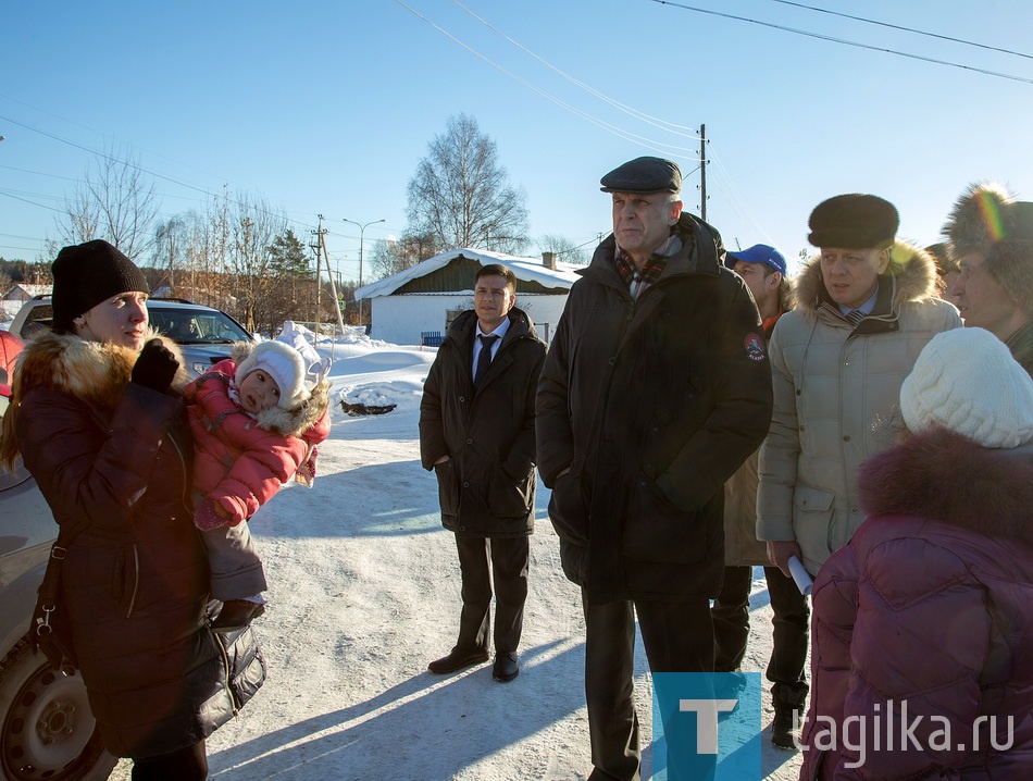  Объезд главой города С. Носовым объектов поселка Старатель

 Жителям домов №1 и 2 на улице Новые Ключики не до развлечений. Всю зиму они замерзают в своих квартирах – температура не поднимается выше 15 градусов. Люди жалуются на то, что вынуждены круглосуточно держать включенными обогреватели. Счета за электроэнергию приходят с баснословными суммами.


Как объяснили чиновникам, тепловые сети, находящиеся в плачевном состоянии уже не первый год, принадлежат РЖД. Компания отказывается ремонтировать изношенные трубы и грозит вывести котельную из эксплуатации к 2019 году. Возмущенные такой перспективой собственники обратились за помощью к мэру. На встречу собралось около десяти человек, в том числе представители РЖД. 

- Предлагаю выйти на руководство РЖД и поставить вопрос о капитальном ремонте котельной. Муниципалитет поможет. К марту нужно точно определиться с объемом работ, чтобы летом приступить. А пока вы должны обеспечить поставку тепла в дома людей строго по нормативам, - сказал Носов, обращаясь к железнодорожникам. 

Е. Баранова.

