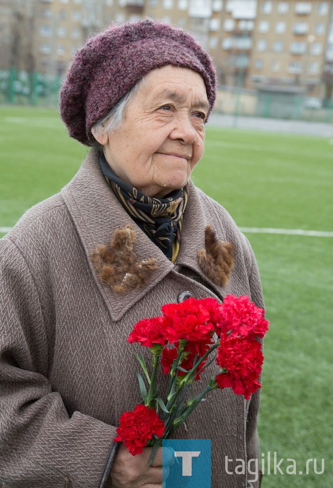 - Исполняется 75 лет со дня гибели под Псковом моего отца, рядового Михаила Аршинова, - говорит участница встречи Людмила Михайловна Шушкова. – Много лет я потратила на поиски сведений о его гибели, места захоронения. И нашла. Ездила на братскую могилу. 

-С «Тагильским рабочим» меня многое связывает, - продолжает Людмила Михайловна. – После публикации в газете о моем отце нашелся его однополчанец. Он рассказал подробности тех боев, в которых участвовал вместе с моим отцом.
