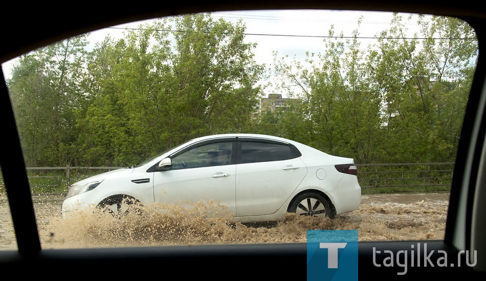 Перекресток Пархоменко и Серова ушел под воду