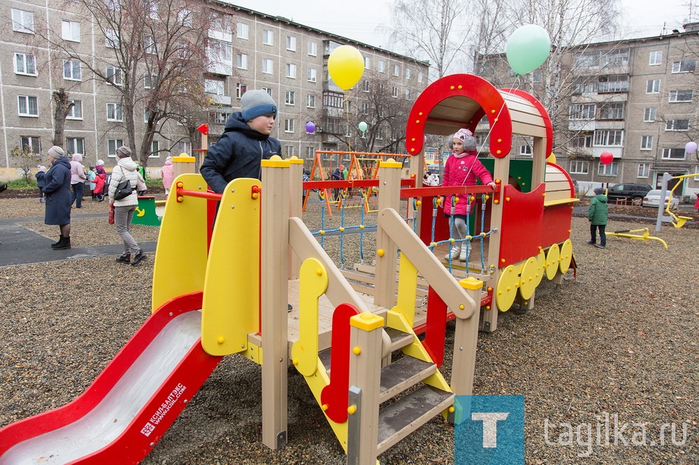 Праздник во дворе на улицах Ермака и Лебяжинской