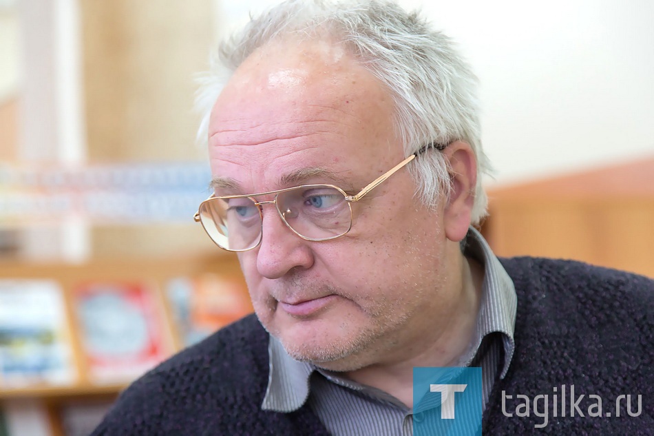 XII международный шахматный мемориал.

Один из дней шахматного мемориала, судья – Анатолий Ожгибцев. 