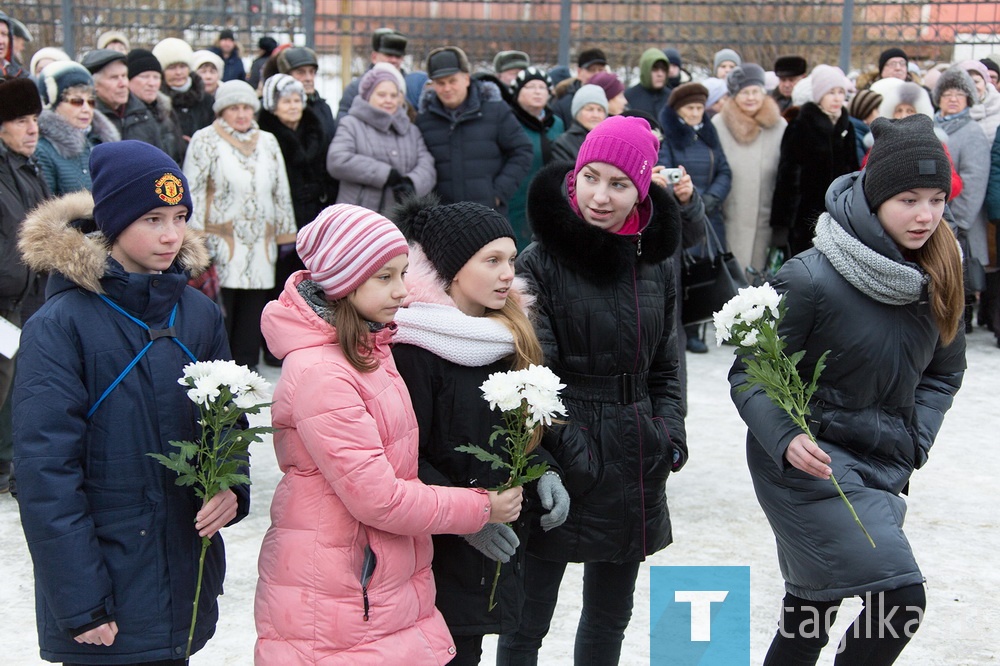 В рамках мероприятия воспитанница центра образования № 1 Хусеинова Диана исполнила песню «Наследники России», а ученик СОШ № 75/42 Виталий Лежнин прочитал произведение Владимира Высоцкого «Высота».

К памятнику выходили и выходили тагильчане, читали стихотворения собственного сочинения, делились историями об уникальных событиях, которые им довелось пережить. Завершился митинг минутой молчания в честь героев, отдавших за Родину свои жизни, и возложением цветов к мемориалу, сообщает пресс-служба администрации города.