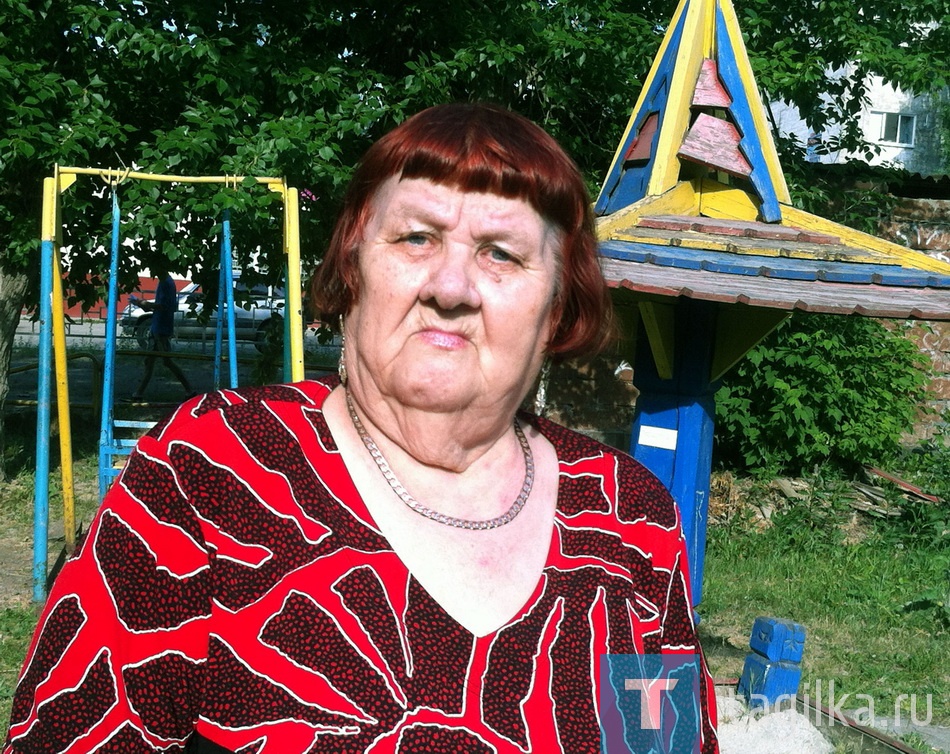  В прошлом году траву, вымахавшую выше человеческого ро-
ста, скосили – с тех пор сено так и лежит, а ведь сушь стояла, по-
жар мог случиться.
- Старшую дома, которую выбрали в 2014 году, все это почему-
то не волнует, – уверены женщины. - А ведь она даже получает воз-
награждение. Требовать от УК следить за территорией ей, видно,
неудобно. На общем собрании вопросы о дворе поднимали - ответ
у «Теплотехника» один: не хватает средств. Неужели во всех домах
такая же ситуация? Хочется, чтобы жители откликнулись и поде-
лились опытом, если удается содержать территорию в порядке.

Ирина ПЕТРОВА.
ФОТО СЕРГЕЯ КАЗАНЦЕВА.