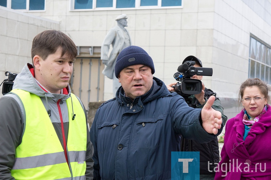 Кроме того, руководитель общественного движения «Тагил без ям» Никита Чапурин заявил, что намерен обратиться к главе города Сергею Носову с предложением вообще не оплачивать работу подрядчиков, не сдавших объекты в эксплуатацию до 15 октября.

Татьяна Шарыгина
ФОТО СЕРГЕЯ КАЗАНЦЕВА.