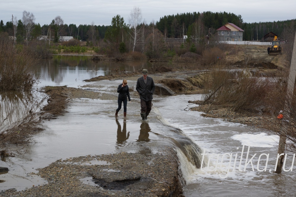Перелив воды через дорогу в поселке Студеный