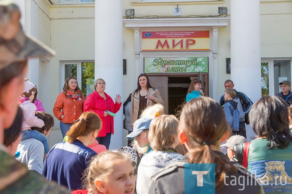 Как рассказала директор «Уральского огонька» Ольга Киряева, к этому сезону в детском оздоровительном учреждении удалось заменить кровлю на четырех жилых корпусах. Отремонтировали спортзал, обеденные зоны в столовой, все туалеты и душевые, комнаты для проживания.

Привели в порядок спортивные объекты. Это удалось при поддержке благотворительных фондов «Богдан» и «Маленькая жизнь». На баскетбольной площадке появились два новых современных пластиковых щита. Заменили старые сетки, купили спортивный инвентарь – мячи, наборы для тенниса, скакалки. В корпусе для малышей появился большой настенный телевизор.

- Программа мероприятий – одна из лучших, - уверяет Ольга Ивановна. - В первую смену в лагере отдохнут 210 мальчишек и девчонок. Смена будет профильной, спортивно-туристической. Вместе с обычными ребятами будут отдыхать 40 спортсменов – самбистов. В планах руководства лагеря организовать для детей постарше трехдневный сплав по реке Чусовой, при условии, что родители дадут свое согласие