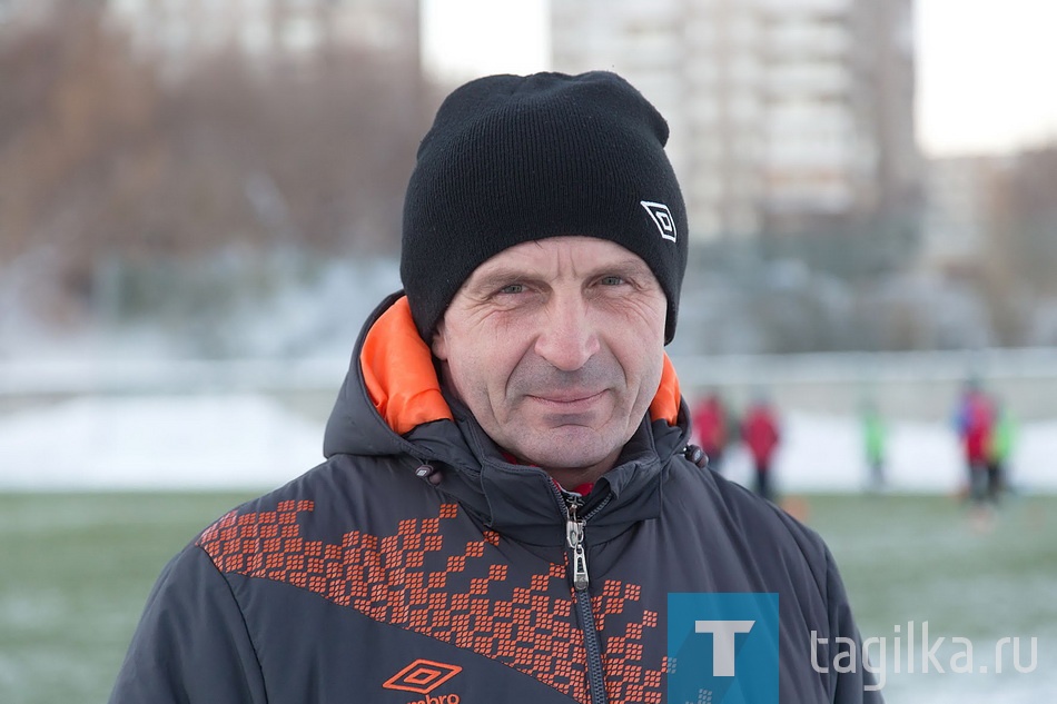 Сергей Дрожалкин

Проблема с финансированием «Уральца-НТ», остро вставшая в прошлом сезоне, досих пор не решена. По словам Сергея Дрожалкина, ясность наступит в течение ближайших двух недель. Есть надежда, что команда, как и раньше, будет выступать в третьей лиге чемпионата России.
- Это достаточно серьезный уровень, необходимый молодым ребятам для роста мастерства, - отметил Сергей Васильевич. - Если денег на турнир КФК не найдем, будем заявляться в чемпионат области, потому что команду в любом случае надо сохранить. Думаю, состав не сильно изменится. Уйдут только те, кто уже устроился на другую работу или по каким-то другим причинам не захочет тренироваться. Нам есть, кем усилиться. Вернулся в родной город после службы в армии Антон Беляев, выпускник школы «Зенита» из Санкт-Петербурга. Нужны еще два-три опытных игрока, чтобы молодежи было с кого брать пример. Подросли ребята 2000 г.р., двух-трех человек уже можно привлекать к играм чемпионата России. 