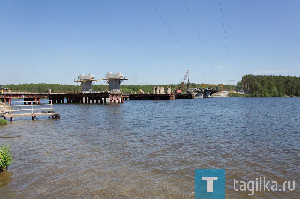 «Первый асфальт в этом году». Возведение моста через Тагильский пруд идет с опережением графика