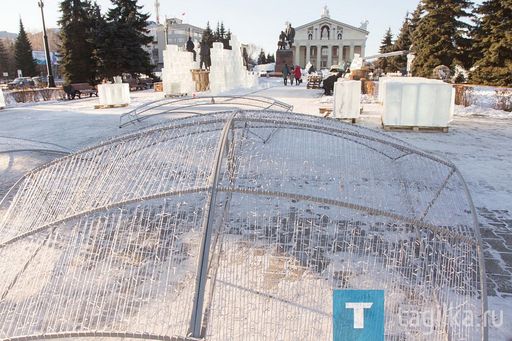 На Театральной площади идет строительство ледового городка