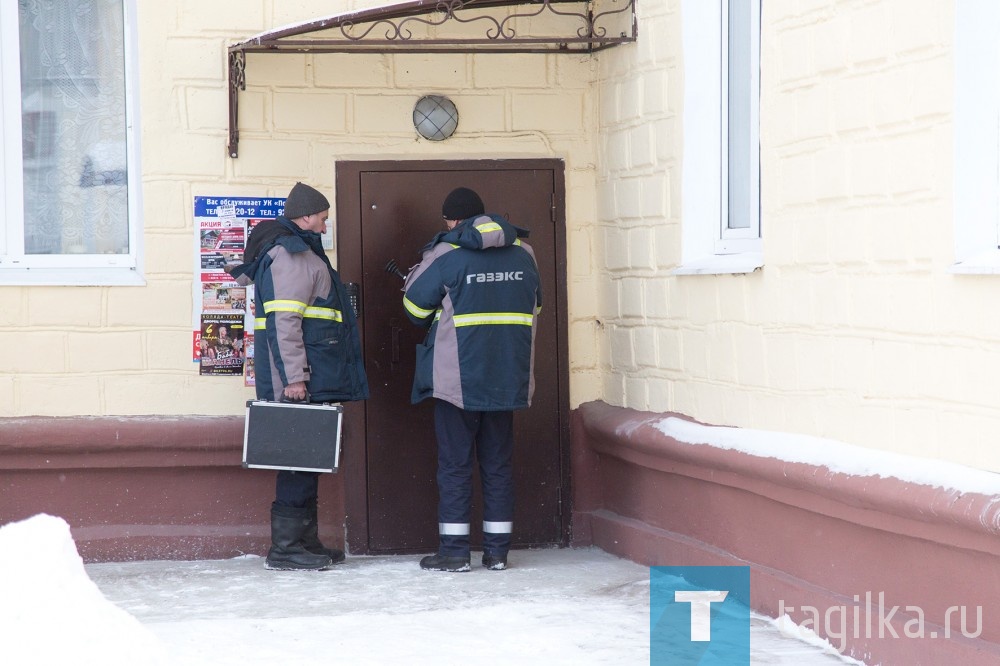 Специалисты побывали в квартирах двухэтажных МКД на улице Циолковского и в пятиэтажке на улице Грибоедова,1а, хозяевам которых в прошлом году запретили использовать  для газовых плит  баллоны  емкостью более 5 литров. Для  безопасности жильцам рекомендовали  перейти на электроплиты. В половине  квартир, куда пустили участников рейда,  собственники так и поступили. Некоторые одинокие пенсионеры пока не сменили плиты - газ в большом 50-литровом баллоне еще не закончился. В частном секторе на Красном Камне удалось попасть только в один дом, где выявлено нарушение – сжиженный газ хранился в жилом помещении. Инспектор пожарного надзора  выписала всем предупреждения: через 2-3 месяца нарушения правил  необходимо устранить. 

Такие рейды на территории города и пригорода продолжатся в течение всего года. Газовая служба предоставила  надзорным органам 374 адреса, по которым раньше доставляли сжиженный газ. 

Ирина Петрова
Фото Сергея Казанцева