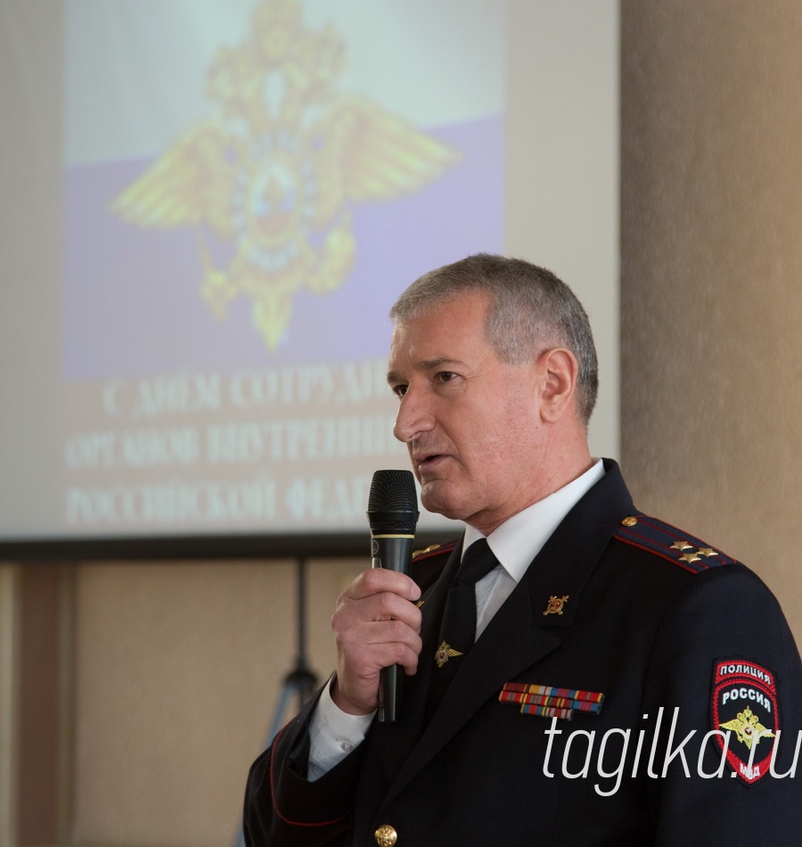 День сотрудника органов внутренних дел Российской Федерации

Торжественное мероприятие, которое прошло вчера в актовом зале Управления,  открыл начальник МУ полковник Ибрагим Абдулкадыров.

- Сегодня мы отмечаем День сотрудника органов внутренних дел. Всех вас я от души поздравляю с профессиональным праздником. Ветеранам  - дань уважения за весомый вклад в дело борьбы с преступностью, действующим сотрудникам – успехов и профессионального долголетия!