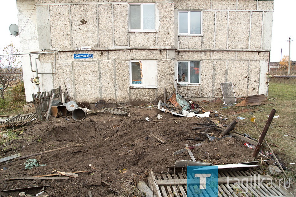 Тягач въехал в жилой дом.

Личности погибших были установлены сразу. Водитель грузовика - из Нового Уренгоя, а все дети местные. Как рассказали сельчане, водитель Владимир А. часто приезжал в Николо-Павловское, здесь у него жили теща и жена. Мужчина работал вахтовым методом, возил грузы по всей стране. 
