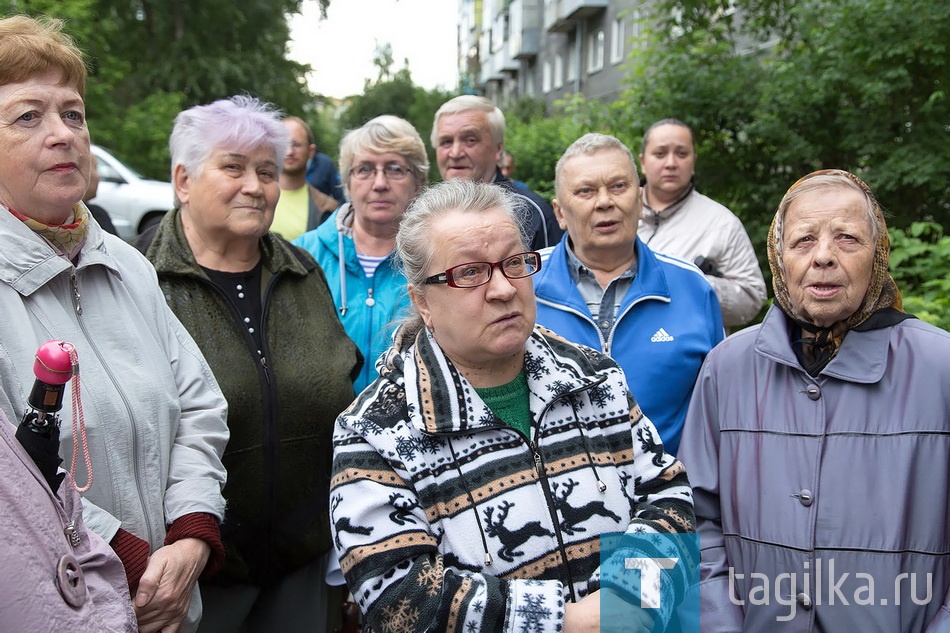 Жители улицы Аганичева пообщались с Сергеем Носовым и Вячеславом Малых