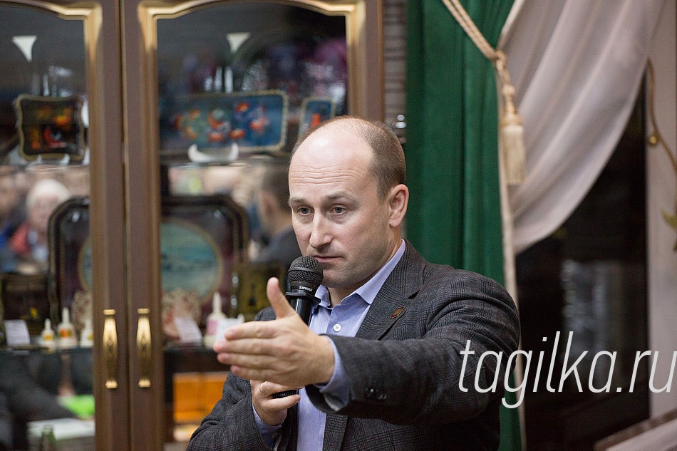 Николай Стариков в Нижнем Тагиле.

Знание истории и понимание геополитических процессов должно быть стержнем мироощущения человека. Потому что если вы понимаете, что происходит, вы осознанно выступаете на стороне своей страны. Чем больше таких людей, тем устойчивее страна, и у власти  есть возможность проводить политику  в интересах граждан.

Парадокс в том, что  манипулятивные силы под видом борьбы за интересы чужого народа ослабляют государство,  ибо делают невозможным проведение суверенной политики. Мы же понимаем, что каким бы замечательным ни был  наш сосед по лестничной клетке, по-настоящему его волнует благополучие собственной семьи, а не нашей. Но почему-то в вопросах  политики  люди бывают чрезвычайно наивны: они готовы поверить, что существуют некие международные структуры, озабоченные тем, чтобы в России все было хорошо!
 