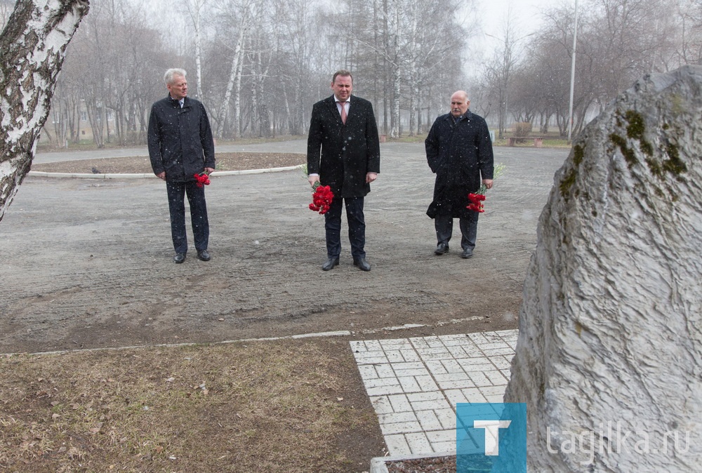 В Нижнем Тагиле почтили память ликвидаторов последствий катастрофы на Чернобыльской АЭС.

Сегодня мэр Владислав Пинаев, заместитель главы администрации города по социальной политике Валерий Суров и глава администрации Ленинского района возложили цветы к памятному знаку.