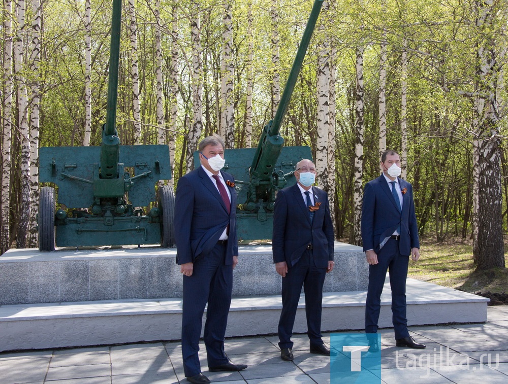 Управляющий директор ЕВРАЗ НТМК возложил венок к мемориалу павшим металлургам