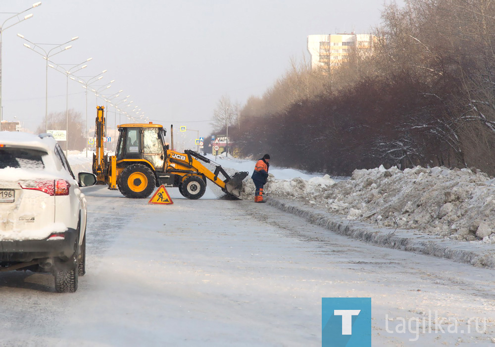 Уборка снега на Черноисточинском шоссе.