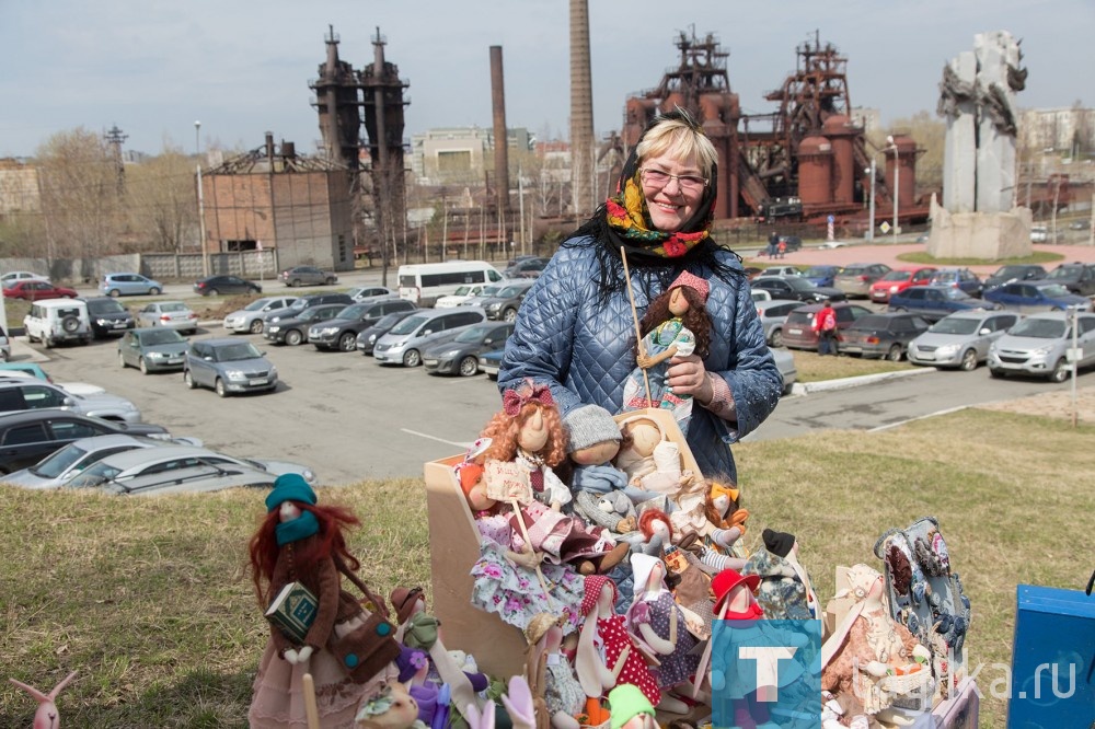 Конечно, была и ярмарка, где мастера декоративно-прикладного творчества представили свои изделия: украшения, мыло ручной работы, авторских кукол, расписные подносы, плетеные корзины и многое другое.
