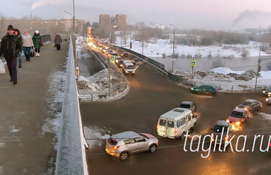 Привыкаем ездить по новому.

Стоит отметить, что проезжая часть Красноармейской и мост-
дублер находятся в идеальном состоянии. Коммунальщики отлич-
но поработали и на пешеходном мосту, к которому раньше было
немало претензий.
Для профилактики ДТП с участием пешеходов практически по
всей Красноармейской установили ограждения. 