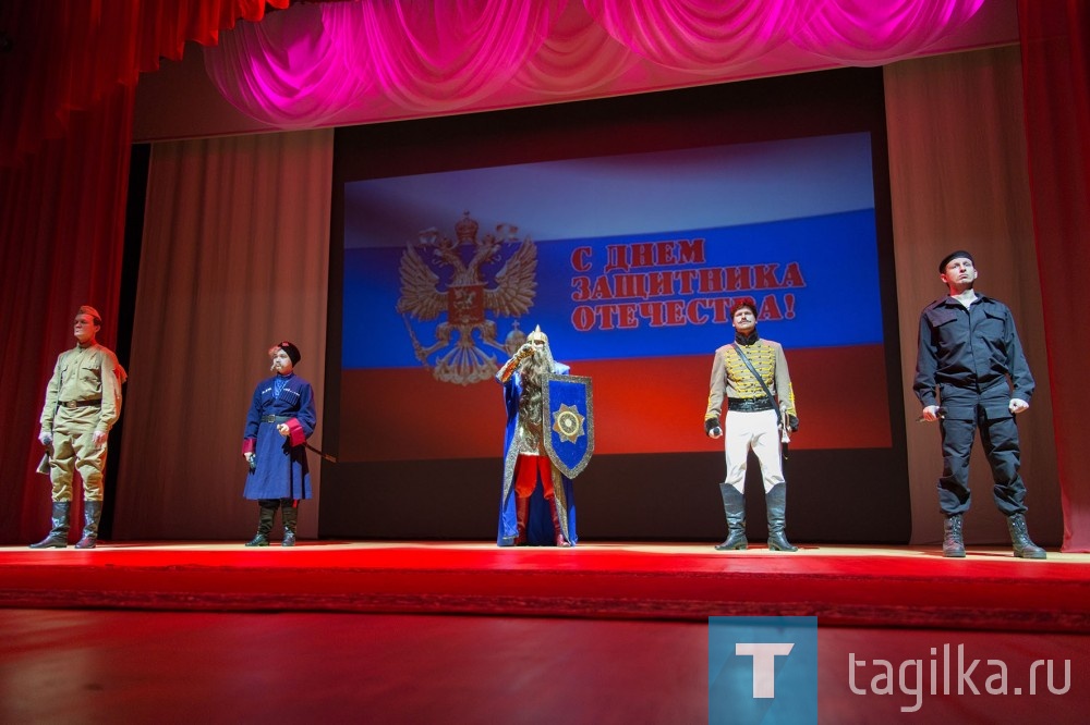 Сегодня в драматическом театре состоялось городское торжественное собрание. Приглашения получили ветераны, действующие и будущие защитники Родины.