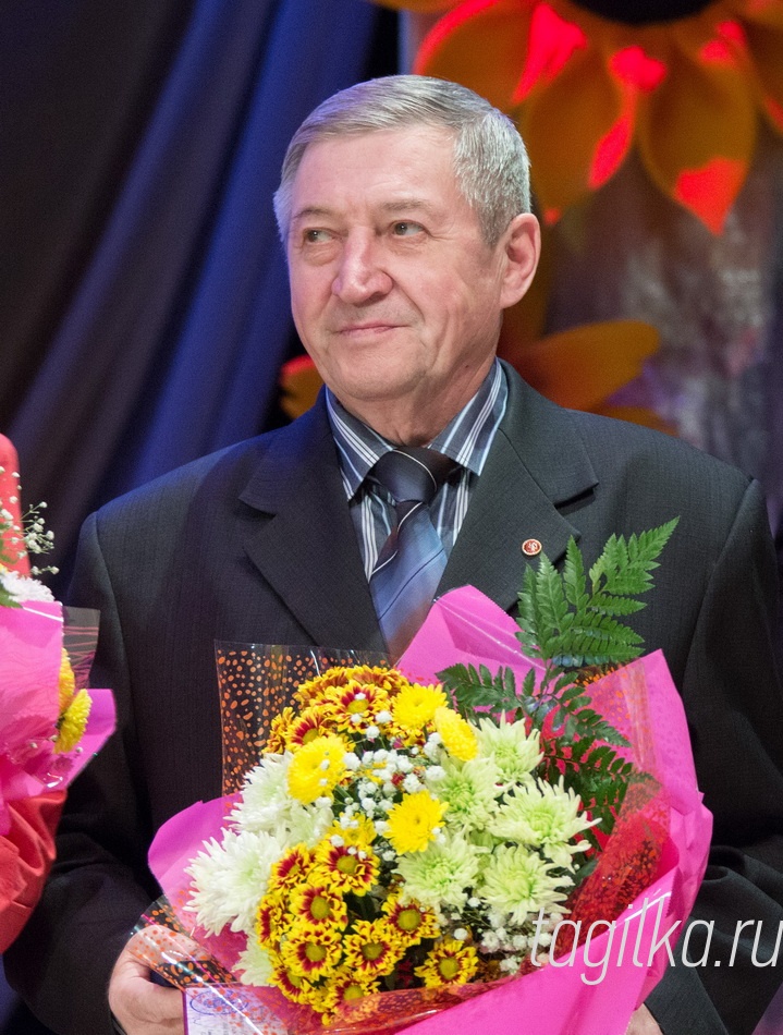 День пожилых людей.

Николай Семенов

Более 30 лет Николай Иванович отработал в шахте, вышел по выслуге на пенсию и занялся общественной работой.
- После десятилетки окончил 93-е училище, устроился слесарем по ремонту промышленного оборудования на НТМК. Работал там до 1964 года, потом забрали в армию на целых три года, - рассказал обладатель почетного знака. – Служил в группе советских войск в Германии, вернулся на НТМК, а через три года ушел на Рудник. Ведь именно там, на шахте, работали родители, тоже шахтеры. В общем, династию надо было продолжать. Начал трудиться рядовым шахтером, а завершил трудовую вахту уже главным энергетиком шахты «Ольховка».