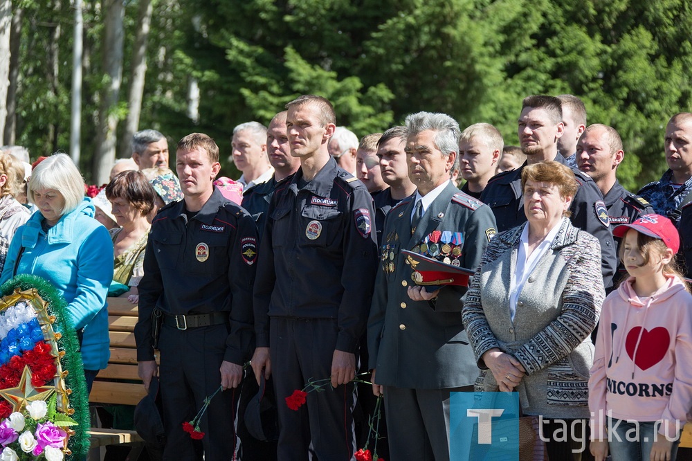 78 лет назад началась Великая Отечественная война.   1418 дней продолжался боевой и трудовой подвиг советского народа.   В День памяти и скорби на мемориале центрального кладбища Нижнего Тагила  собрались представители разных поколений: ветераны, работник