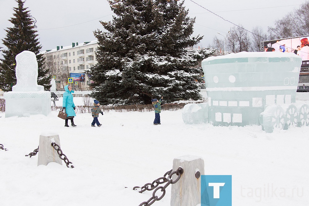 Некоторые тагильчане уже гуляют по городку. Несмотря на затянутое тучами небо, двое маленьких детей тянут за собой Марию Мурадову - посмотреть поближе фигуры с изображениями созвездий вокруг памятника Черепановым. Они пришли сюда первый раз в этом году.

- Обязательно придем на открытие. Лично мне пока больше всего нравятся изображения созвездий. Еще подумываю показать детям мультфильм про Незнайку или почитать книгу, раз создатели городка черпали вдохновение оттуда, - рассказала Мария.

Задержаться для длительной беседы Мария не смогла: дети хотят бегать и играть, а потому тянут маму за собой.