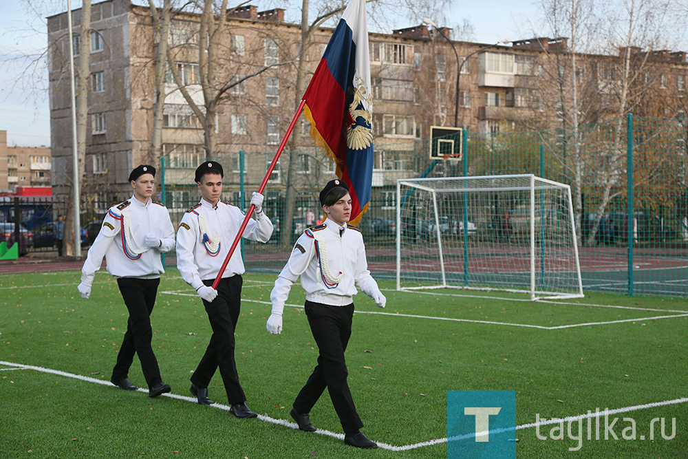 В 13-й школе сегодня торжественно открылась новая спортивная площадка