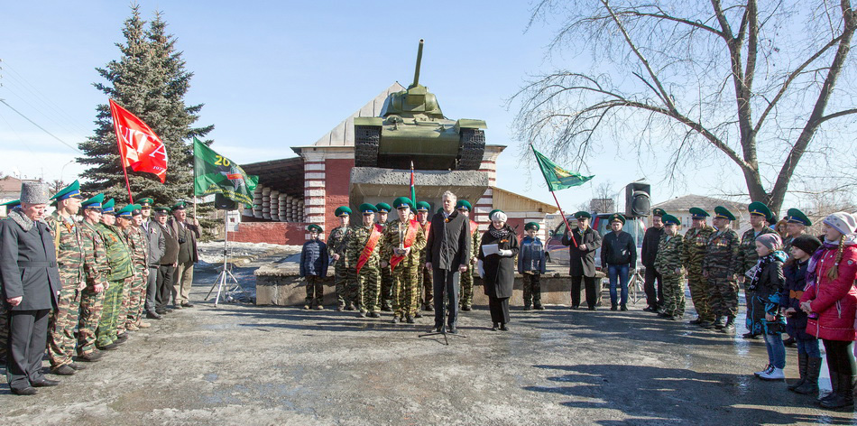 Вымпел Победы приехал в наш город.Эстафета Победы! 

В Тагиле во всех районах были проведены митинги. Побывав на Вагонке, пограничники отправились в центр города. Тагильчане
встретили колонну у постамента танка Т-34. Гостей поприветствовал глава администрации Ленинского района Геннадий Мальцев. 