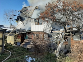 В частном секторе Нижнего Тагила сгорели баня и надворные постройки