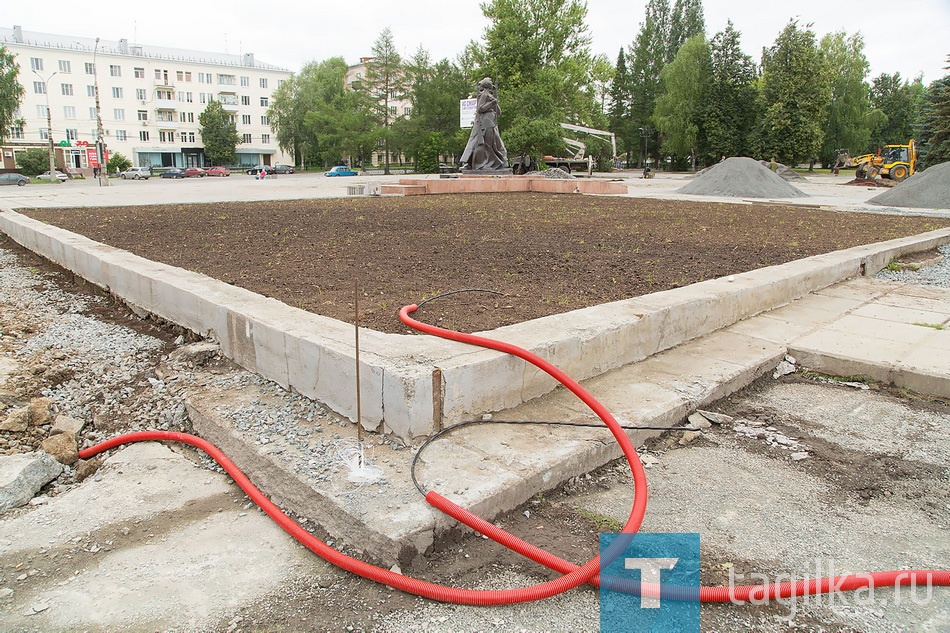 На прошлой неделе подрядчики оборудовали большую клумбу на месте фонтана, добавили плодородной земли в газоны. Здесь высадят цветы и декоративные кусты. 

