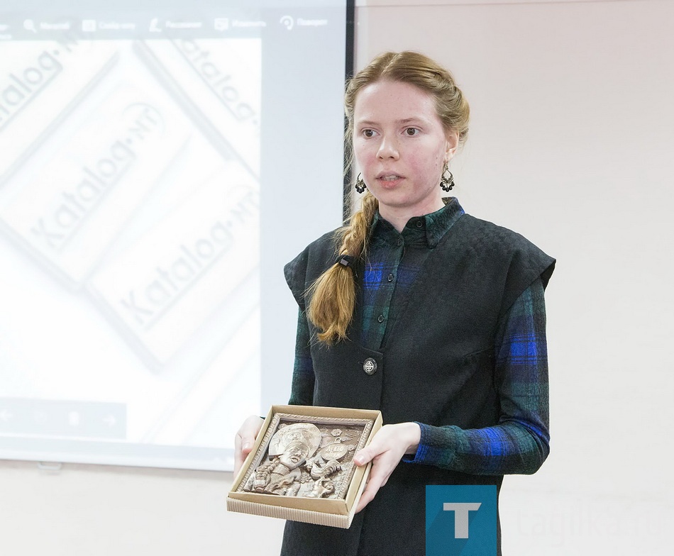 Алена Лоськова.

Начинающий предприниматель и художница может отлить в шоколаде не только известных политиков, но и достопримечательности Нижнего Тагила. Пословам Алены, аналогов ее проекту в нашем городе нет.
Художница уже год занимается изготовлением рельефного шоколада. Оригинал лепит из полимерной глины, затем на его основе из пищевого силикона создает рамку, которую заполняет шоколадом, глазурью или карамелью. В дальнейшем девушка планирует открыть магазин в центре города.