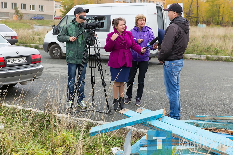 - Хотелось бы попросить у администрации города снего­уборочную машину. Площадка большая, 90х60 метров, чистить вручную очень тяжело, - признается Юрий. 
В качестве бонуса организа­торы конкурса подарят тагиль­чанам праздник с участием из­ вестных спортсменов.