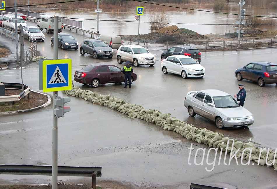 Половодье. Закрыто движение по Серова.

По данным отдела граждан-
ской защиты населения адми-
нистрации города на вчерашний
день, уровень воды в Тагиль-
ском водохранилище снижался,
на Леневском гидроузле ситуа-
ция пока не стабилизировалась,
вода продолжала прибывать. 

Владимир ПАХОМЕНКО
Фото Сергея Казанцева