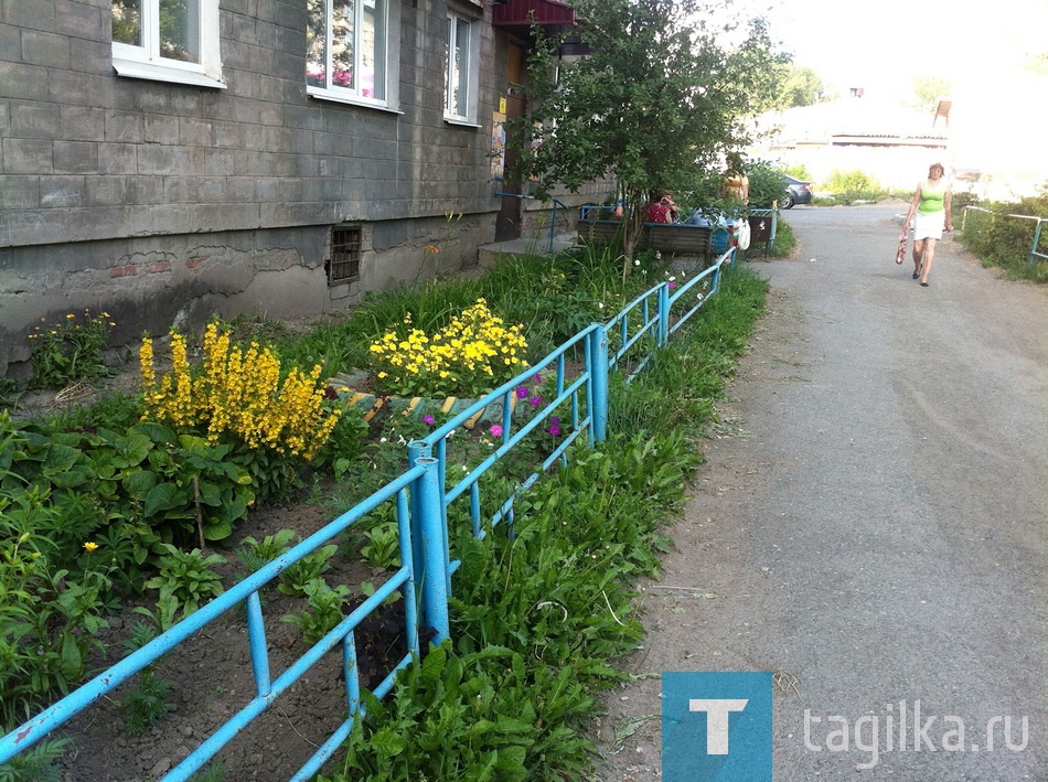 Были бы бабушки помоложе, сами бы привели двор в порядок.
Но Алла Пос, Татьяна Павлова, Полина Ефимова – пожилые и вы-
ходят во двор дома №59 на улице Красноармейской отдыхать - кто
с палочкой, кто с двумя. Часто вместе с малолетними правнуками,
которых приводят в гости. Условия никудышные и для пенсионе-
ров, и для ребятишек – и тех и других в доме немало. 