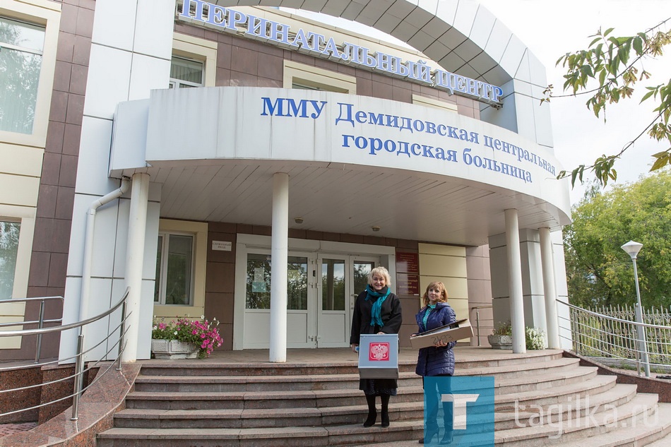 В акушерском отделении центра открылся передвижной пункт голосования, куда подходили сотрудники клиники, находящиеся на смене, и молодые мамы.Всем им была предоставлена возможность принять участие в выборах, не покидая родильный дом. Сотрудники УИК № 2193, на территории которого расположен перинатальный центр, побывали на всех этажах медучреждения. 